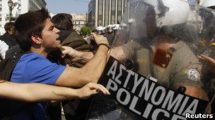 Столкновение демонстрантов с полицией