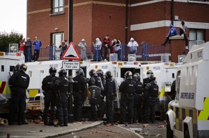 Десяток полицейских пострадало во время столкновения на территории Северной Ирландии