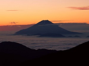 В Японии для восхождения на гору Фудзи стали платить